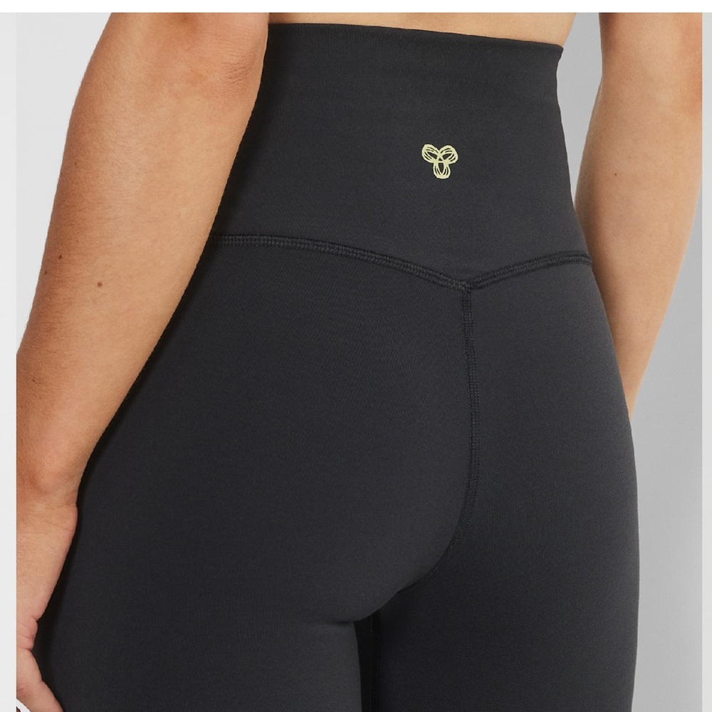 Aritzia High-Waisted Black leggings